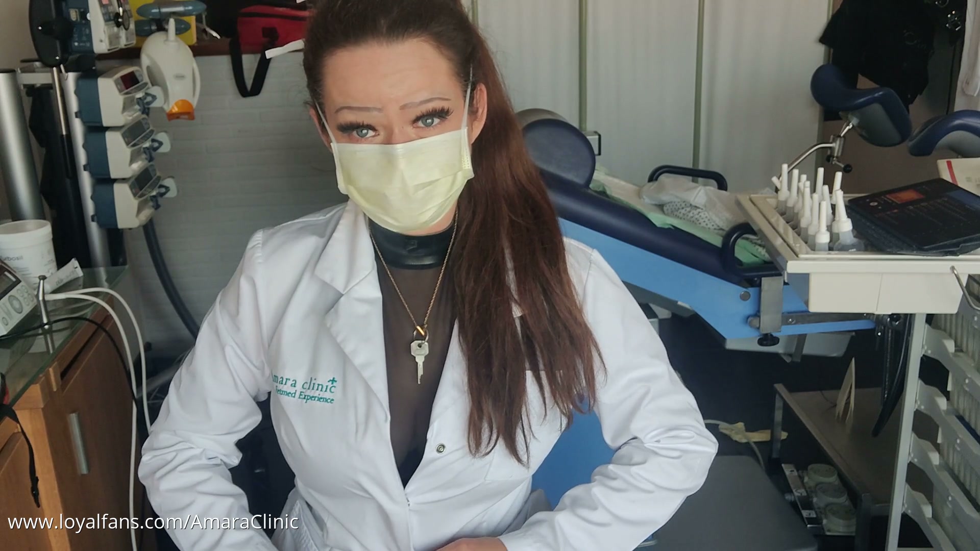 A beautiful doctor will help you get the sperm sample i desperatly need to examine. With my beautiful body in a white coat and amazing latex gloves i will guide you into cumming on my gloved han